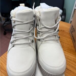 The North Face Sierra White Dune and Silver Gray Boots